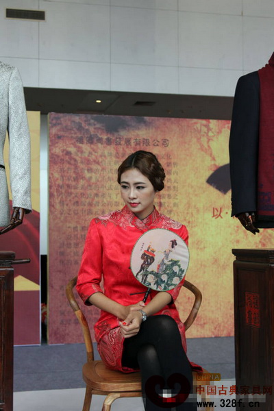 中山红木博览会上的古典美女
