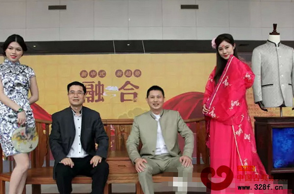 广东省家具协会会长王克和红古轩总经理吴赤宇在中山红木博览会上合影