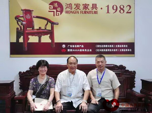 红博城董事长林孟礼（右）与鸿发家具董事长萧照兴（中）及其夫人在鸿发家具展位上合影
