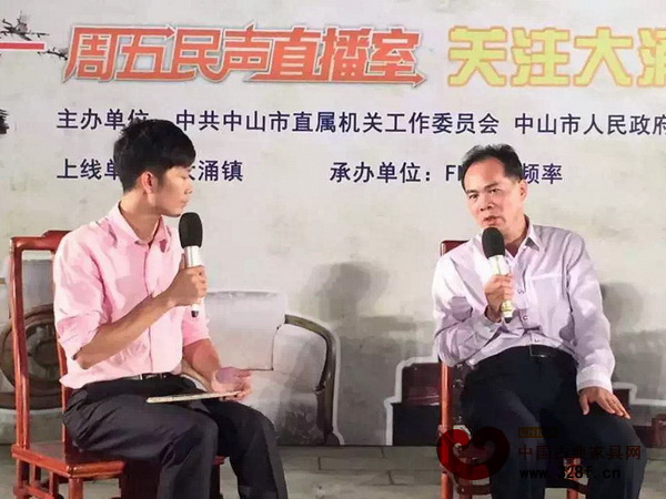黄红全（右）参加中山广播电台周五民声直播录制与群众面对面交流