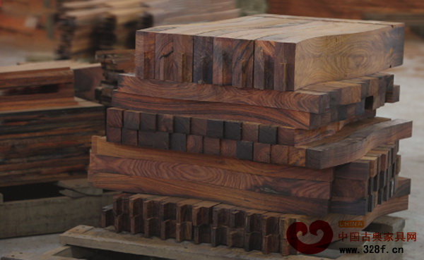 东成红木工厂内，经过处理的芯材整齐码放在一起