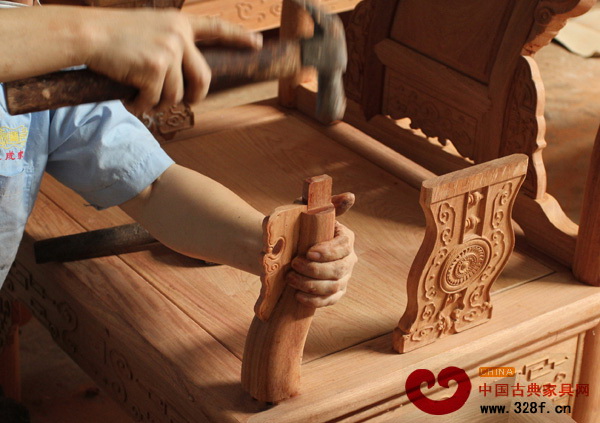 东成红木家具的品质源自东成人严谨细致的作风，在家具组装上面非常用心