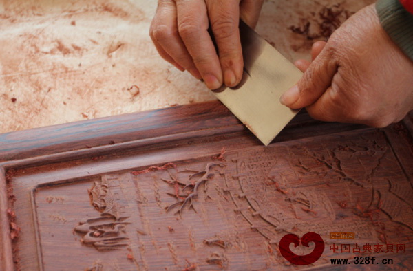 东成红木工匠对家具做更细致的处理
