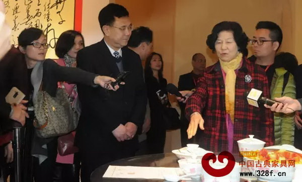 中山市委书记、市人大常委主任薛晓峰（左二）参观7501系列陶瓷馆，并听嵇锡贵大师讲述制陶心