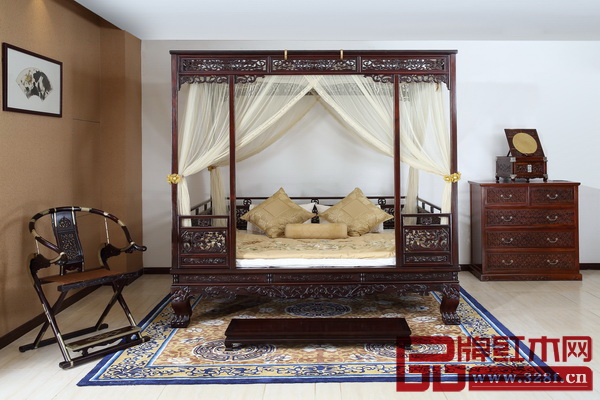 中式红木家具因中式红木家具的尺寸较大，实木质感润泽，采用适当的软装，不仅舒适度五星好评，也打破了严肃的氛围（区氏臻品展厅实景）