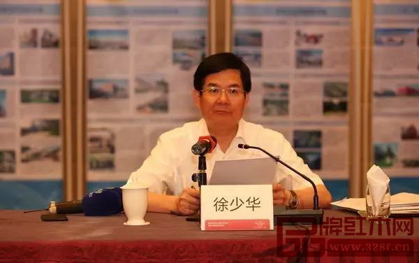 全省特色小镇建设工作现场会上，广东省常务副省长徐少华作重要工作指示