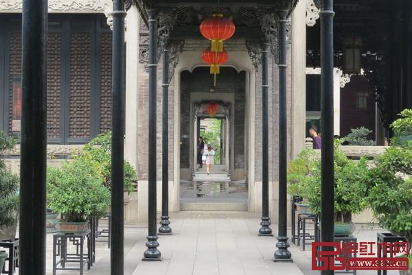 中国传统建筑讲究平衡对称，讲求气势