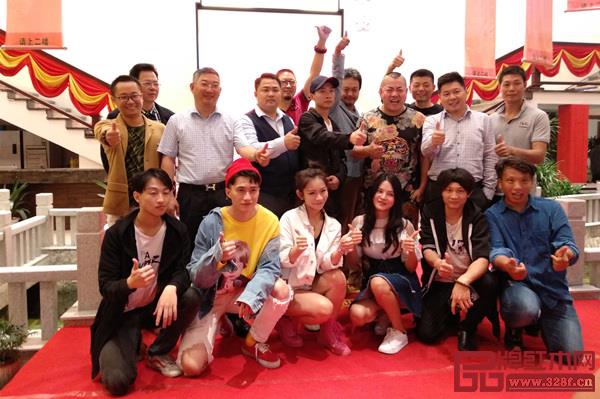 志成红木总经理汤朝阳（第二排左二）与电影主创团队及嘉宾合影