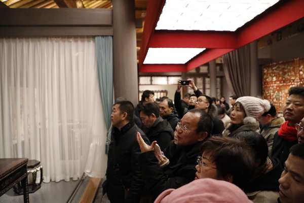 故宫博物院研究员周京南为“中国顶级红木一日游”的参观者讲解家具文化
