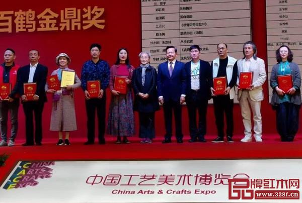 中国轻工业联合会张崇和会长（右五）向伍炳亮（右一）颁发本次大赛最高奖“金鼎奖”